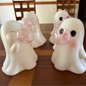 Two sets. Viral Blow Mold Ghost With Bubble get 4 ghosts